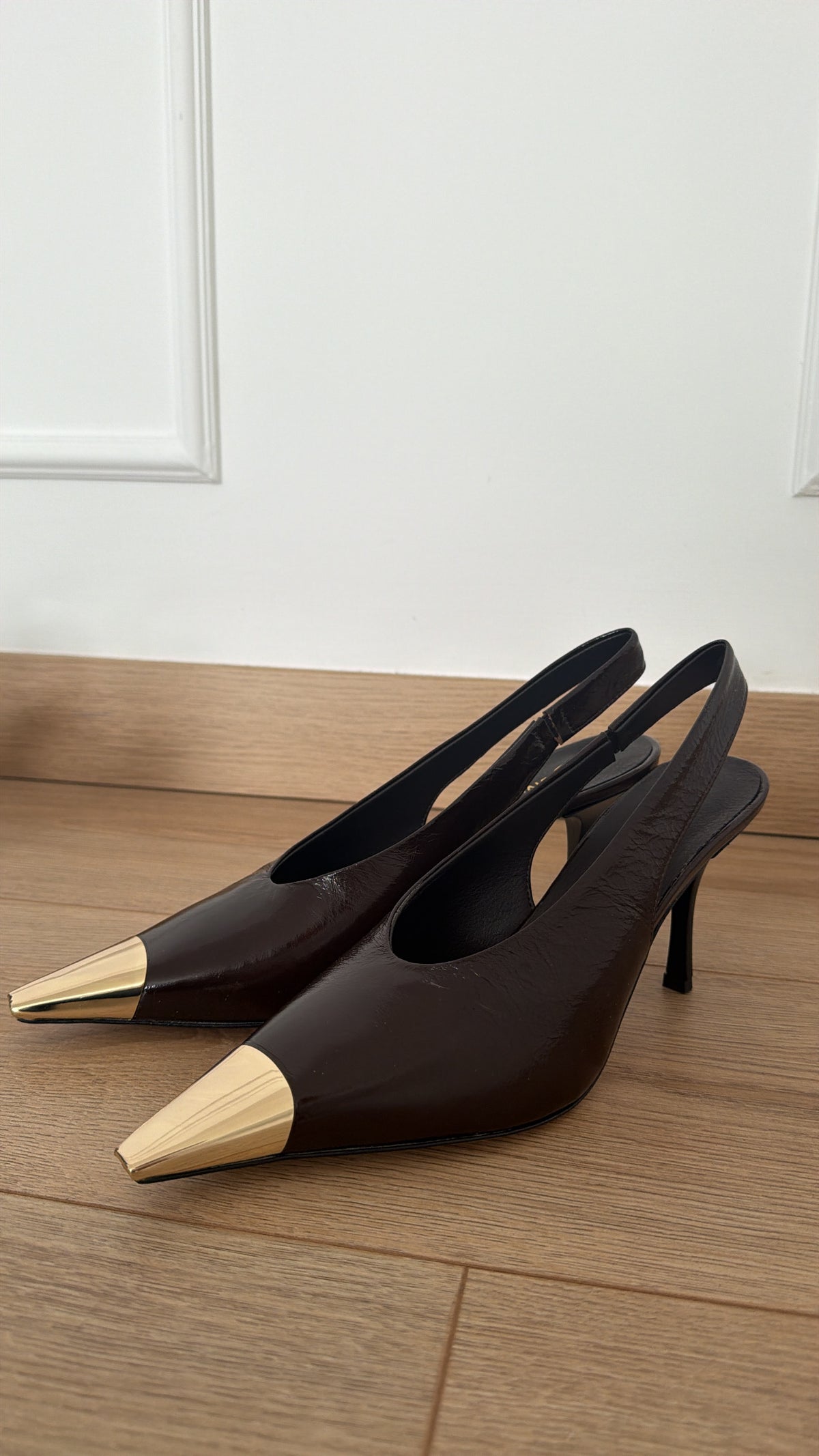 Slingback alta con punta metallo in pelle lucida moro Divine Follie