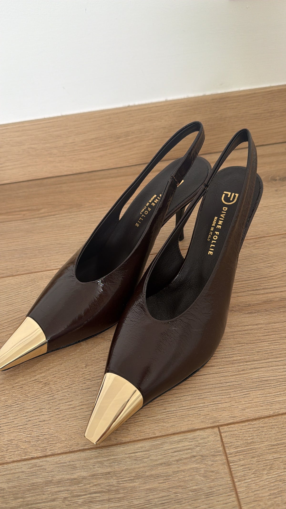 Slingback alta con punta metallo in pelle lucida moro Divine Follie