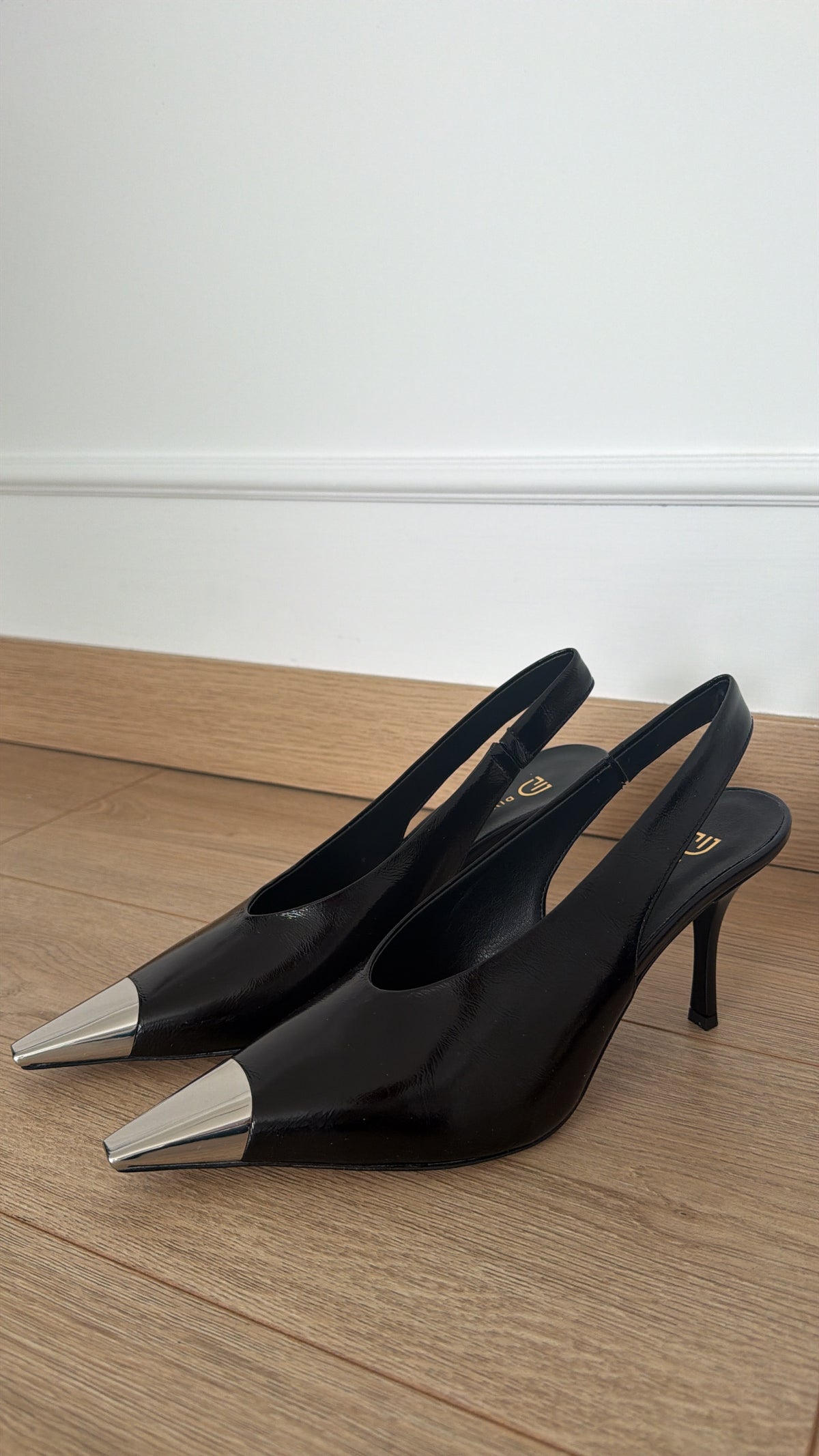 Slingback alta con punta metallo in pelle lucida nero Divine Follie