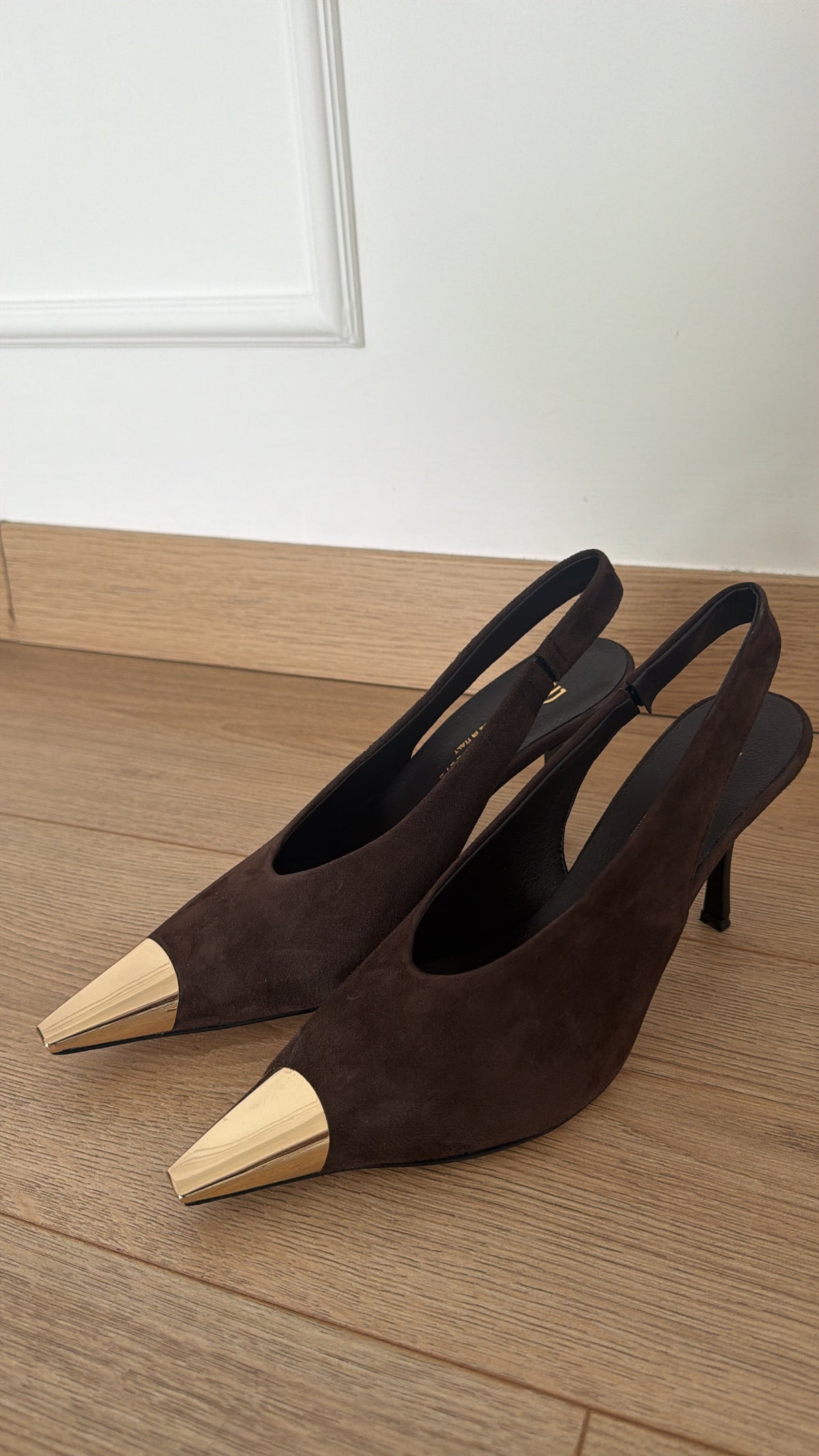 Slingback alta con punta metallo in camoscio moro Divine Follie